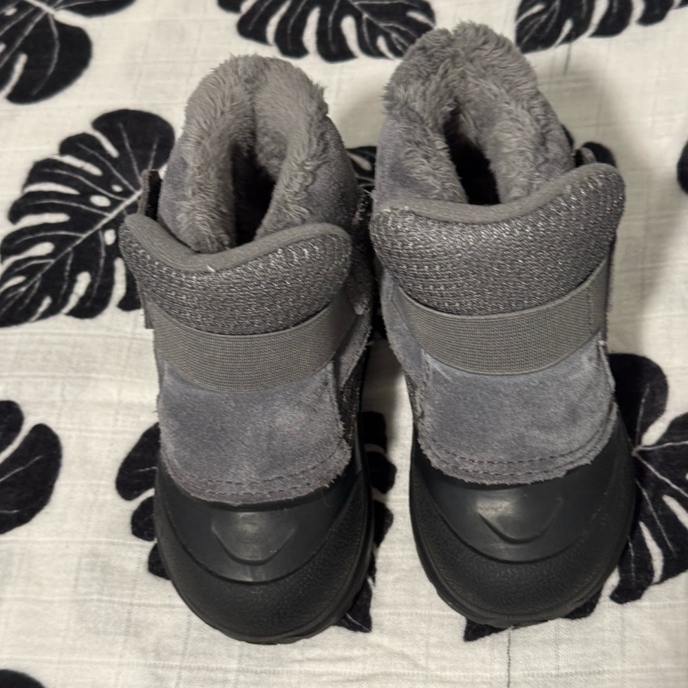 The North Face kids snow boots size 6 new